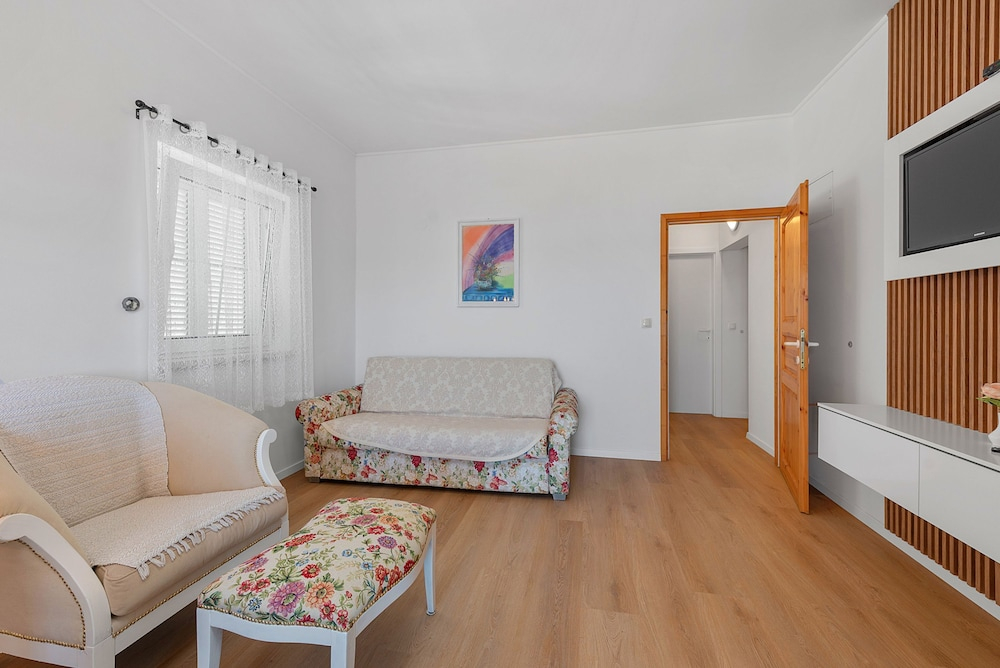 Superior Apartment Tania 13