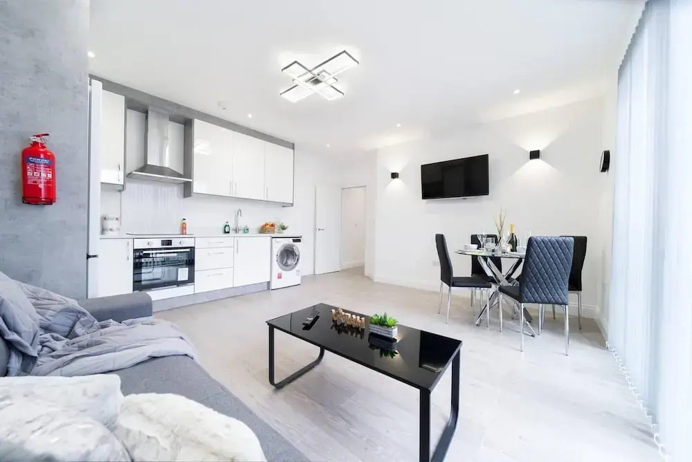 Livestay - Luxury 2bed Apartment With Free Parking