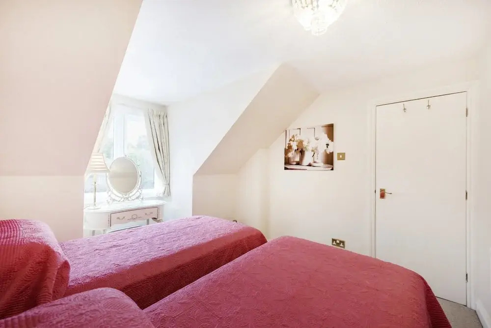 Luxury Riverside Home, Near Windsor Castle. Legoland & London Within 20 Minutes