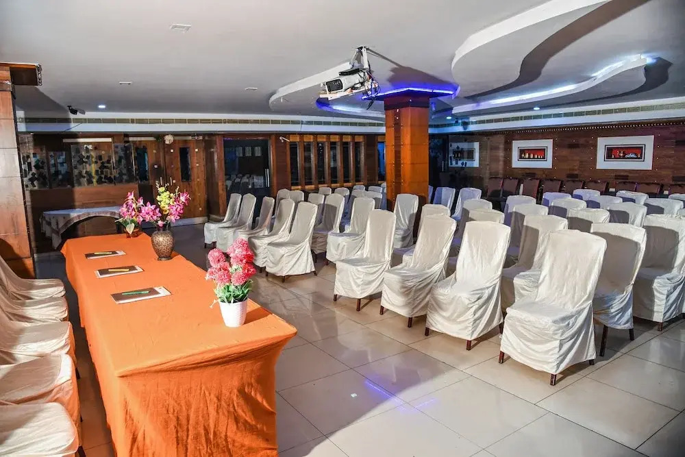 Fabhotel Rr Grand Daba Garden