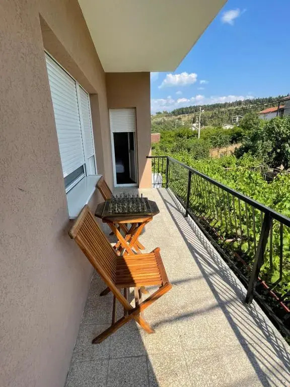 Entire 1-bedroom apartment with free parking