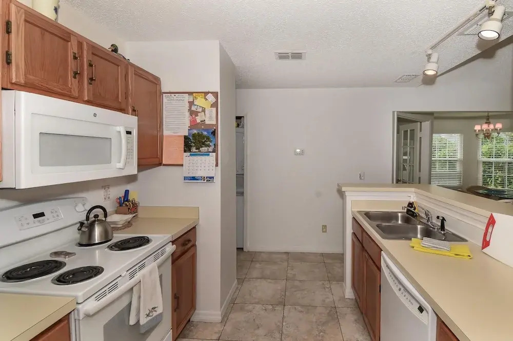 Ground Floor Sun Beach Club - Walking Distance to car Free Beach Sbc884