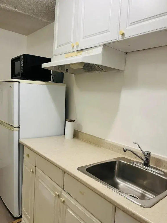 Moe's Suite Hotel