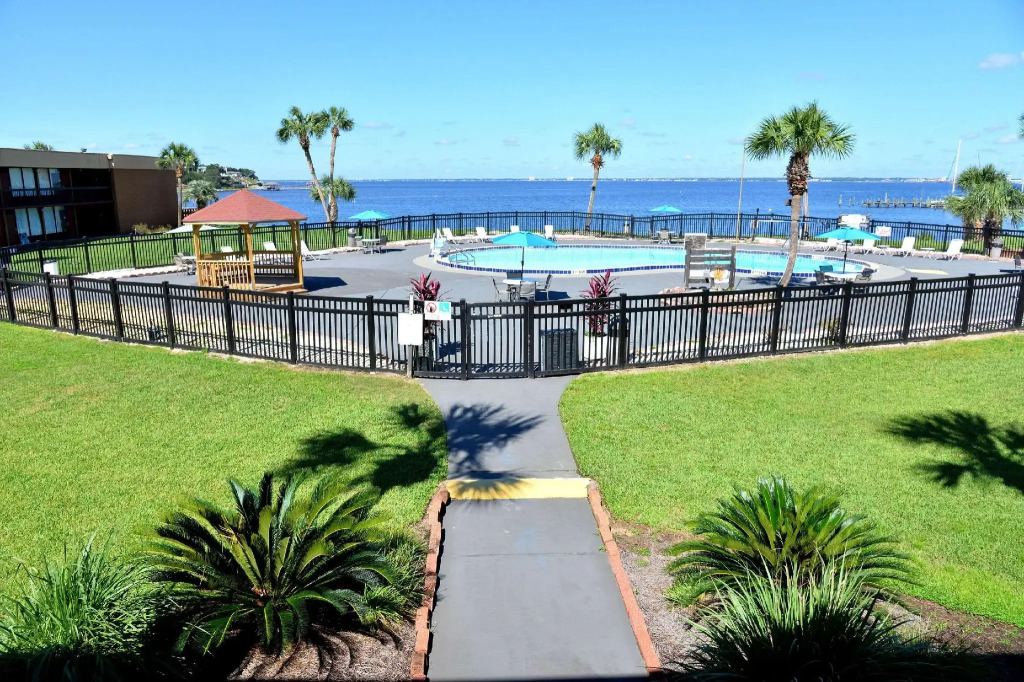 Quality Inn & Suites Gulf Breeze Bayside near Pensacola Beach