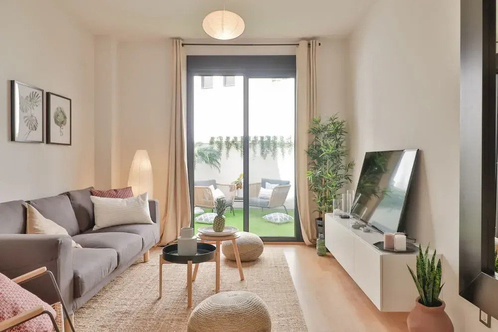 Deluxe Apartment Downtown with Pool and Parking