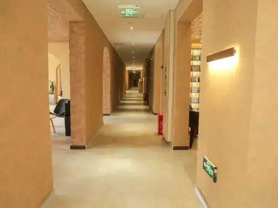 Weiwan Hotel (Xinzheng Henan Institute of Industry and Trade Shawoli Subway Station)