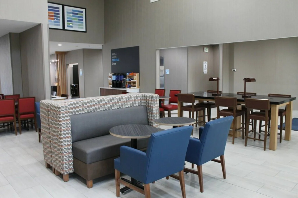 Holiday Inn Express & Suites - Tulare by IHG