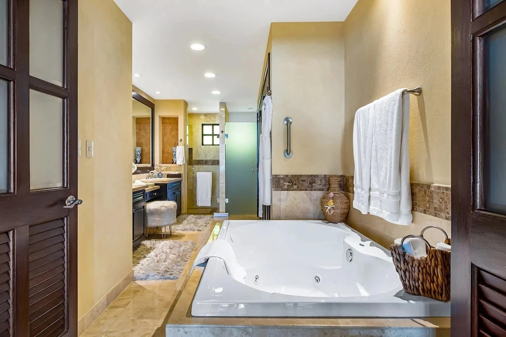 Beachfront Dream Retreat With Pool, Tennis & gym Access - Washer/dryer, AC