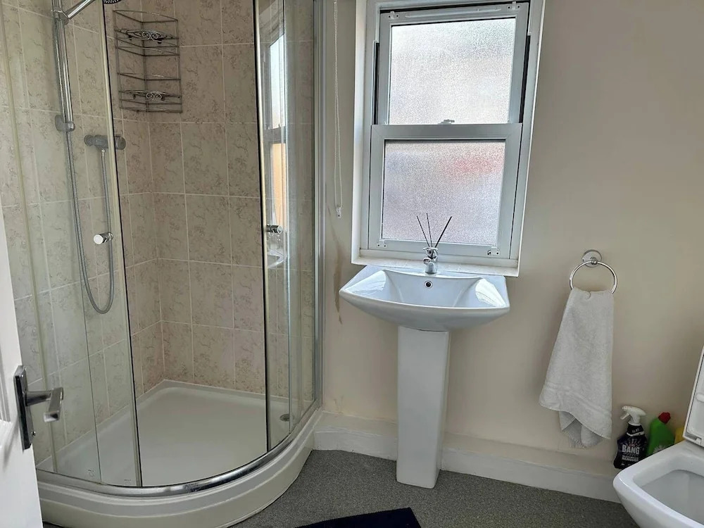 House - Sleeps 12 - Parking - Wifi