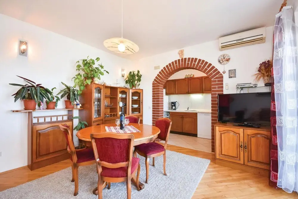 Amazing Home in Okrug Gornji With Wifi and 2 Bedrooms