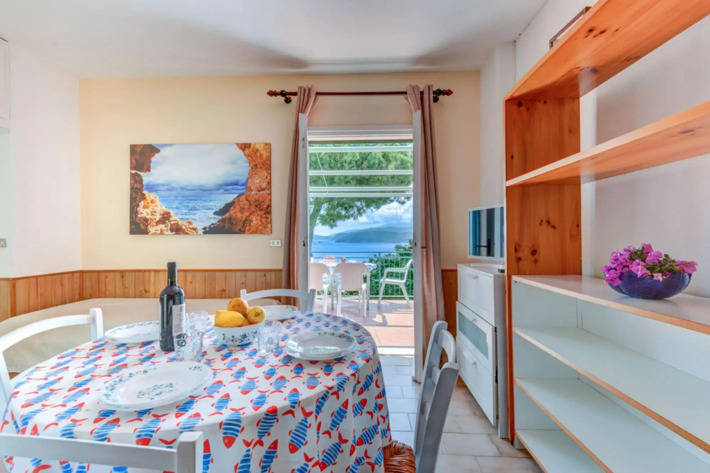 Three-room apartment with separate entrance, with large terrace overlooking the sea-Calipso