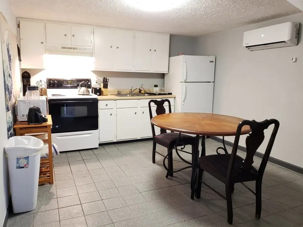 Apartment - 1064 College Street