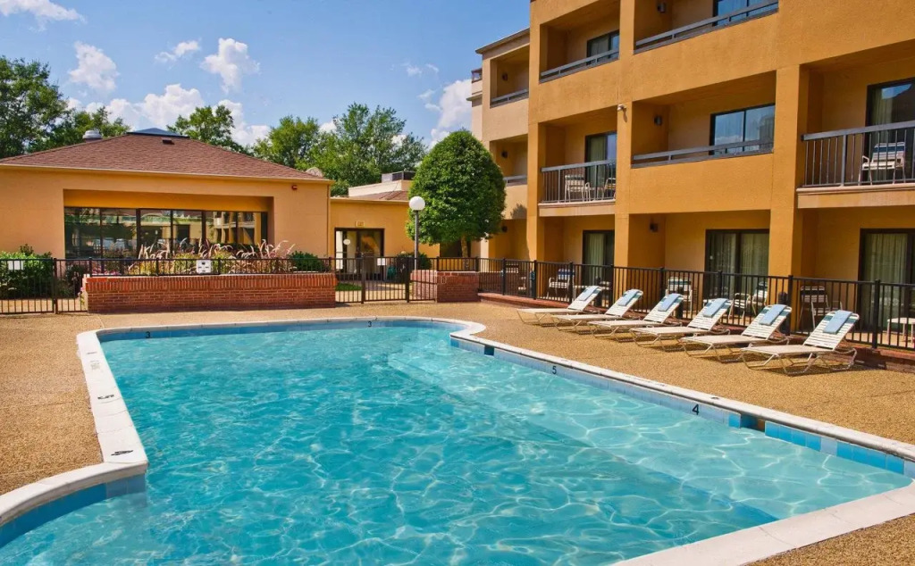 Courtyard Hampton