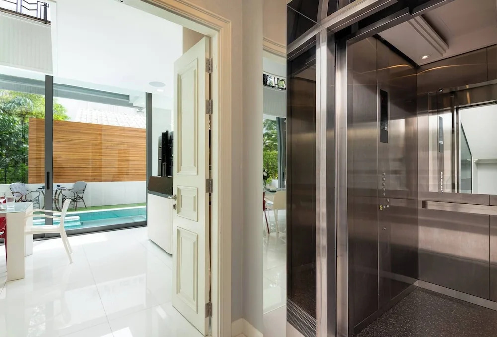 Modern Luxury Poolhaus With Lift
