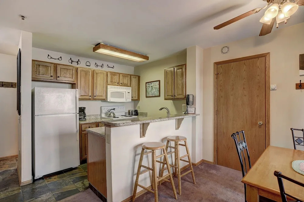 1br Cozy Winter Hideway- Walk To Apres, Shops, Fun- Sleeps 6 1 Bedroom Condo by RedAwning