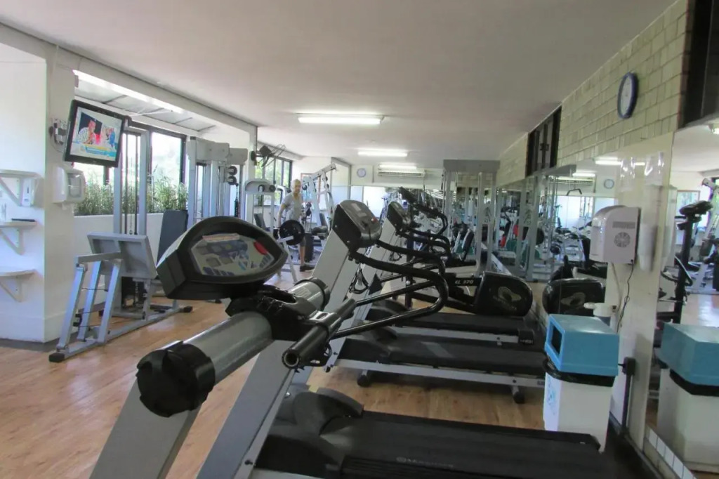 Lindo apto no Barrabela, todo equipado, com arcondicionados split novos no quarto e na sala, limpíssimo, cheiroso, novinho, condomínio em frente à praia, com piscina aquecida, sauna, quadra, academia, lavanderia, salão de beleza, restaurantes, mercado 24h