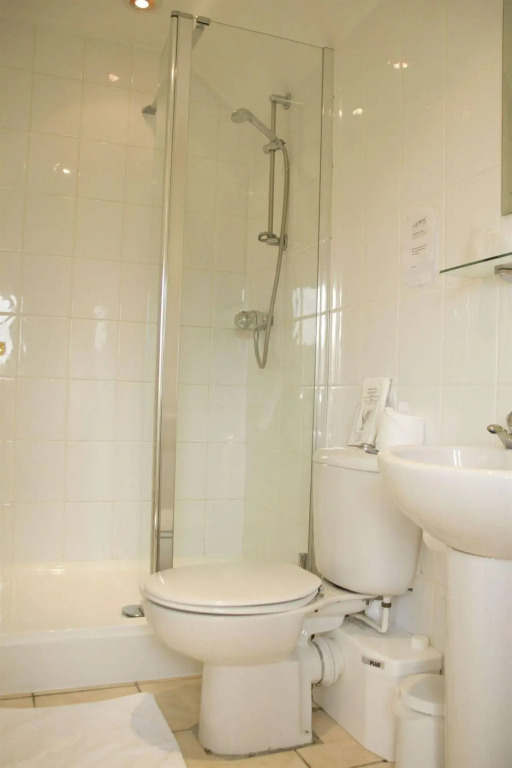 Apartment - Sleeps 4 - Parking - Balcony - Garden