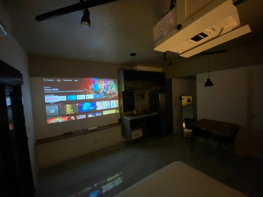 58 New studio w/ balcony, fast wifi and movie screen!