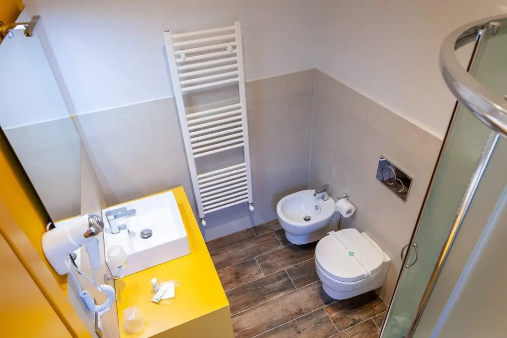 Five Rooms Brolo