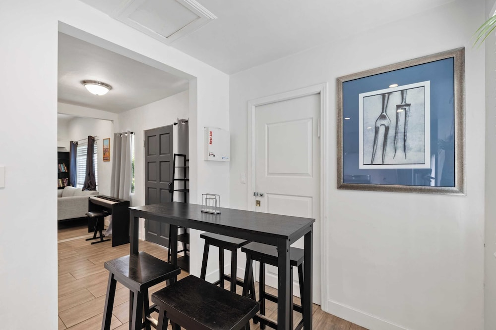 10mins to Rodeo Drive, 15mins to Venice Modern 4bdr Shenandoah by Avantstay