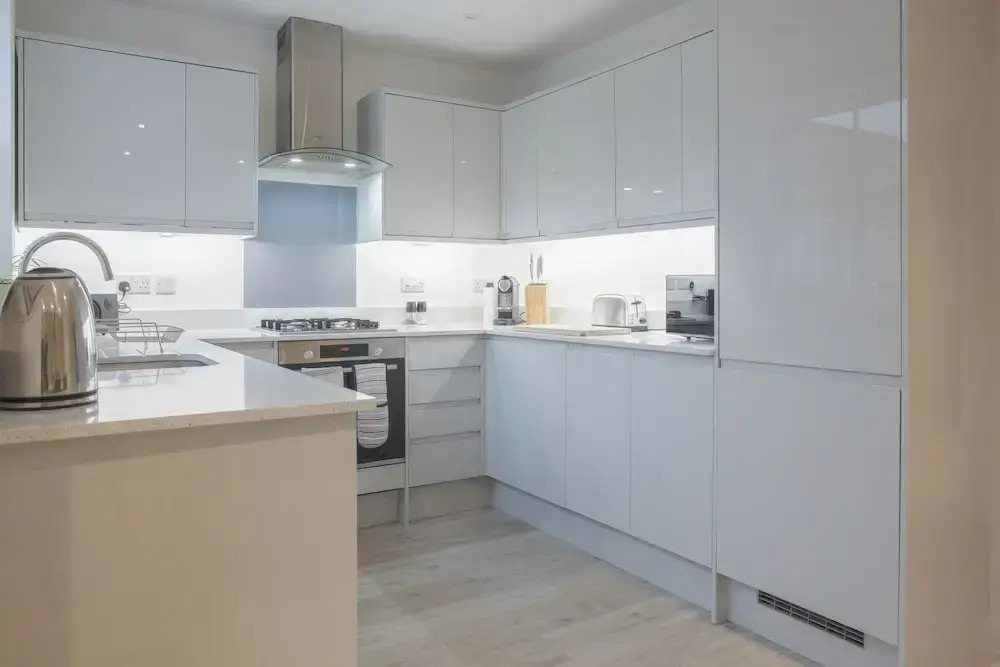 Stunning 2 BD with Patio & Free Parking