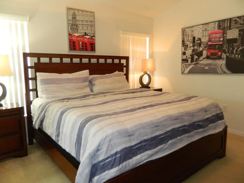 Delightful 4 Bed Pool Home with games room, Davenport, US