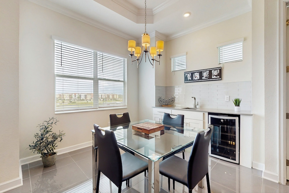 Fourth Floor Penthouse With Shared Pools and Hot Tub, Fast Wifi, & Central AC