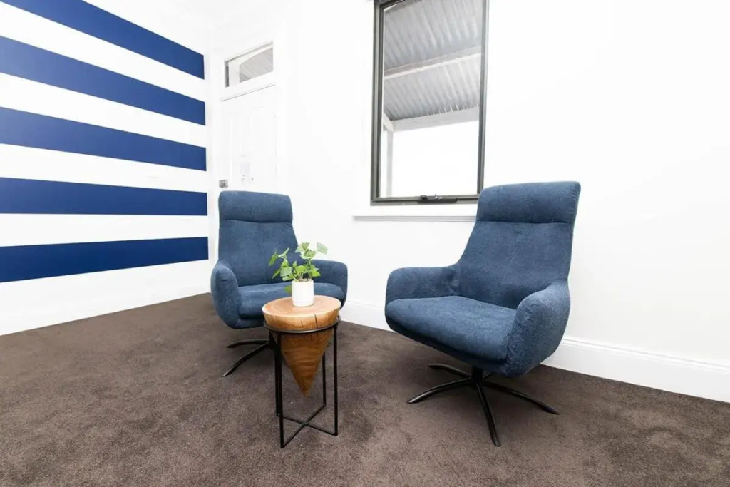 McNamara Lane Large CBD home Freshly renovated 7 Smart TV's Sleeps 11