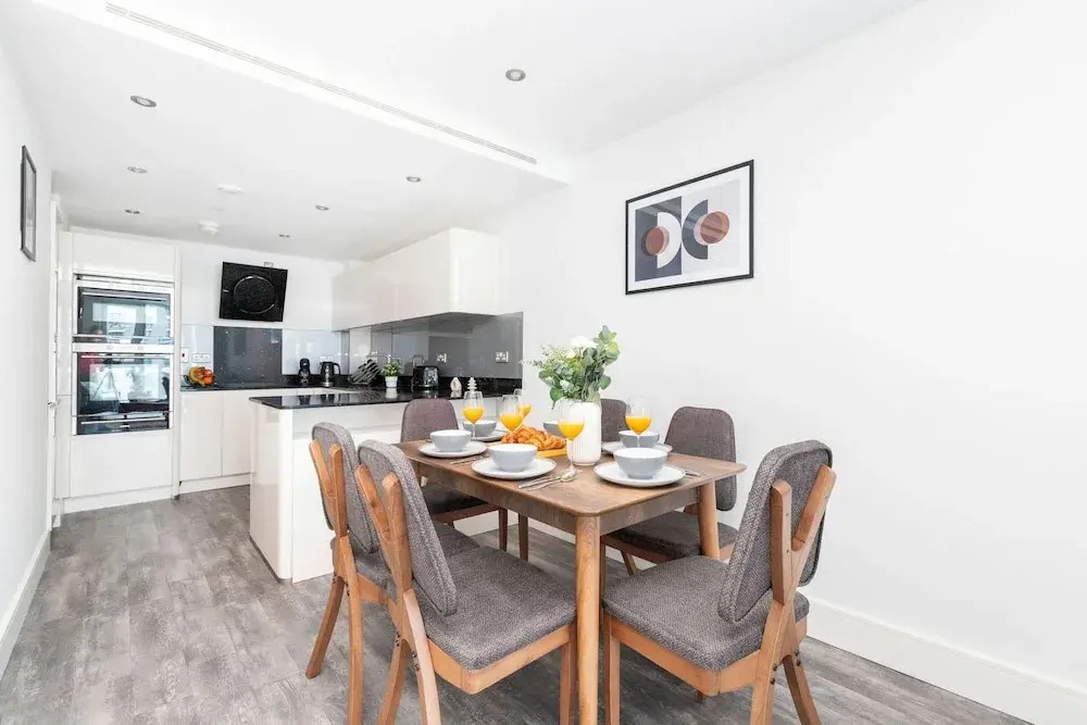 Charming 2BR 2BA Near Tower Bridge
