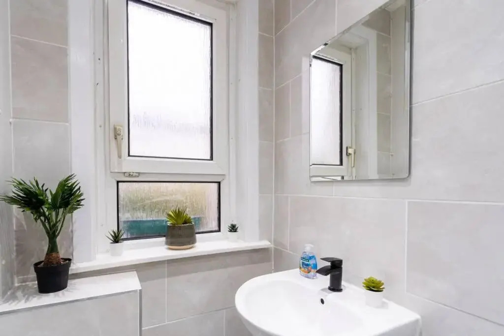 2 Bed Apartment, QE Hospital, Free Parking ,Netflix, Sleeps 4 Comfortable, 1 Double Bed x 2 Single Beds