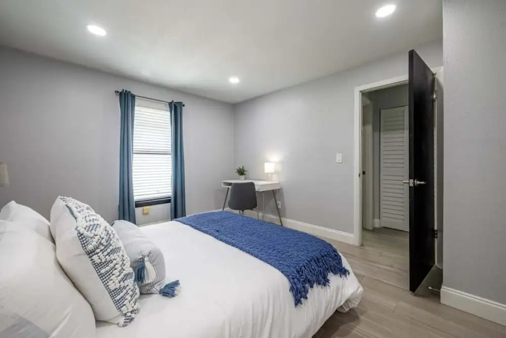 561j Large 2 Bedroom With King bed and Patio