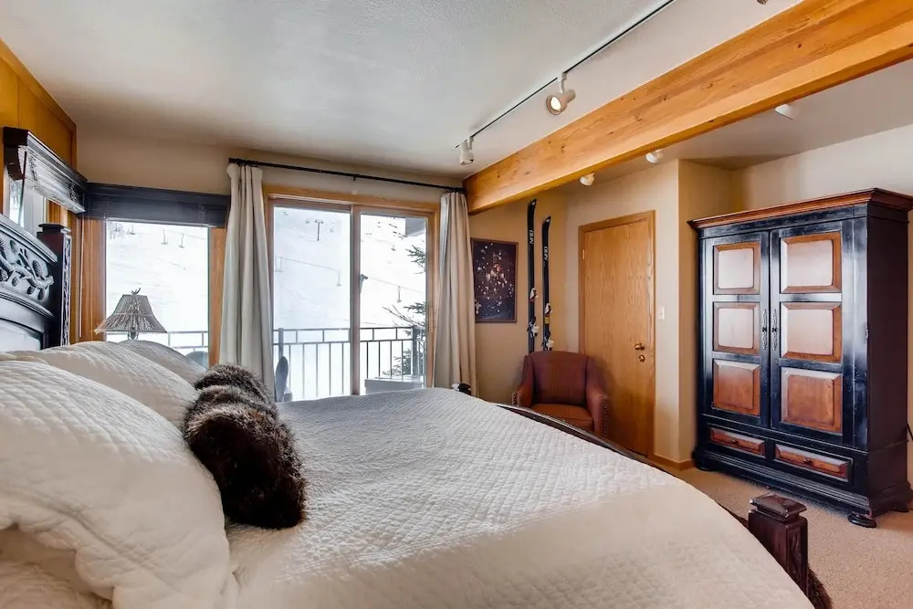 Ski-in/ski-out 2 Br - Sleeps 6 People 2 Bedroom Condo by RedAwning