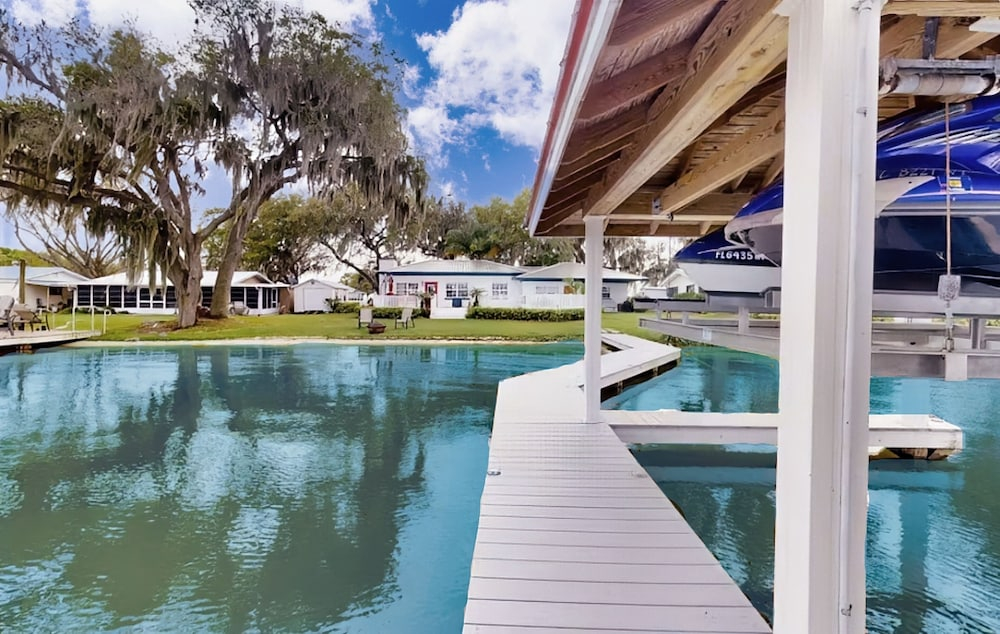 Spacious Lakefront House With Private Dock , gas Grill, Deck and Patio
