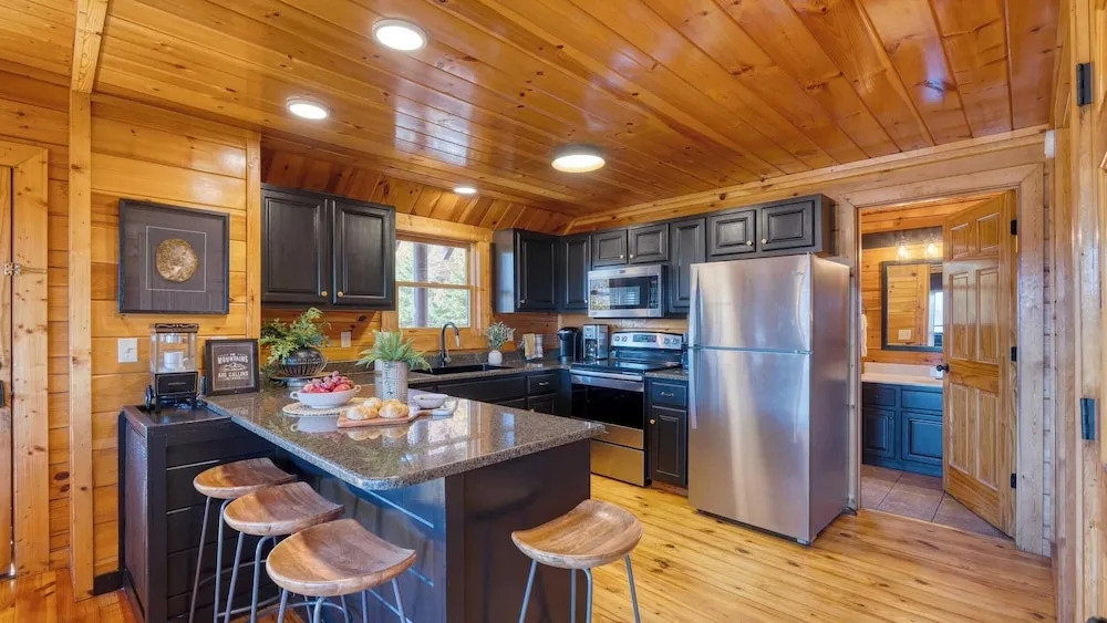 Game Room, Hot Tub & 3 Decks w/ Smoky Mountain Views Raccon Ridge by Avantstay