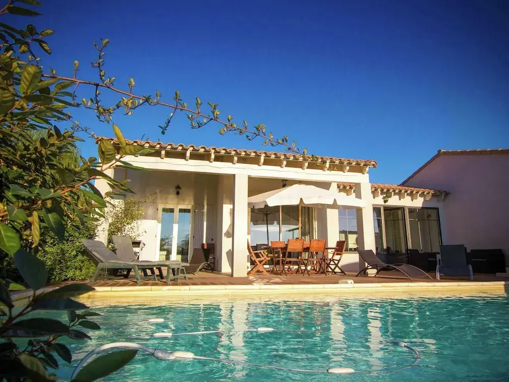 Beautiful House With Private Pool and Large Garden