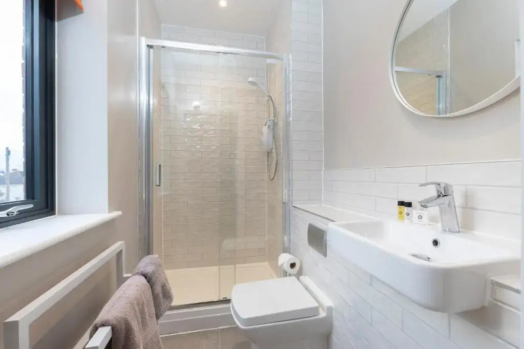 Elliot Oliver - Stylish Loft Style 2 Bedroom Apartment With Parking