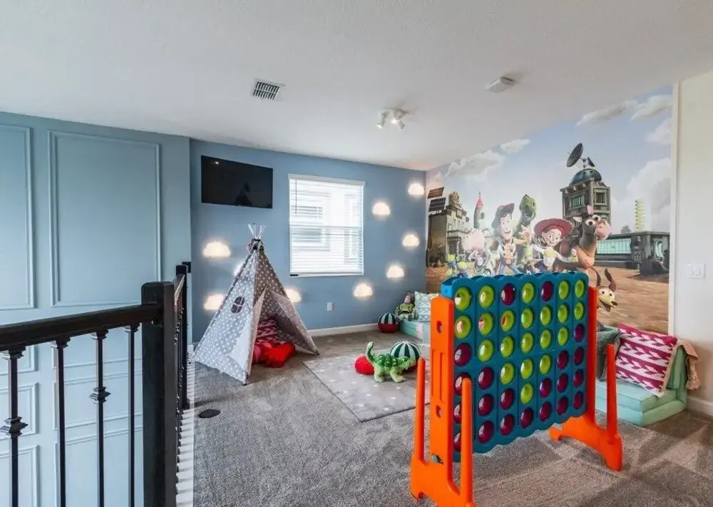 Beautiful And Spacious 5 Bed Pool Home 5 Bedroom Home by RedAwning