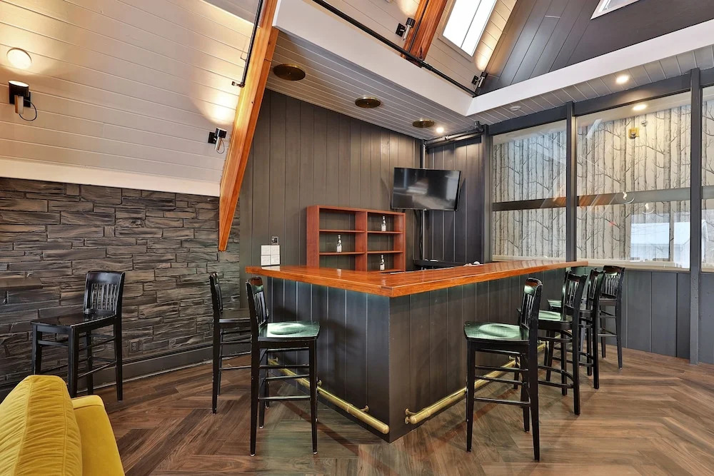 Rent An Inn! Takeover the Birch Ridge with your group, Mountain Lodge- 11 Rooms, Bar, Fireplace, 28ppl home