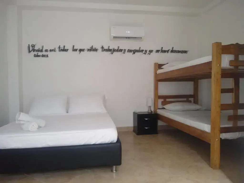 Basilica Hostal y Cafe - Hostel