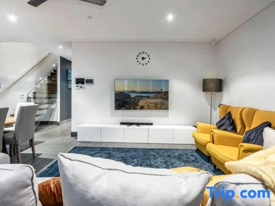 Large home, pool, Central, Walk to Beach 5 min
