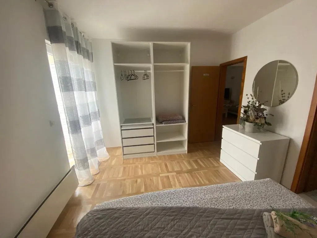 Apartment and room Marin Makarska