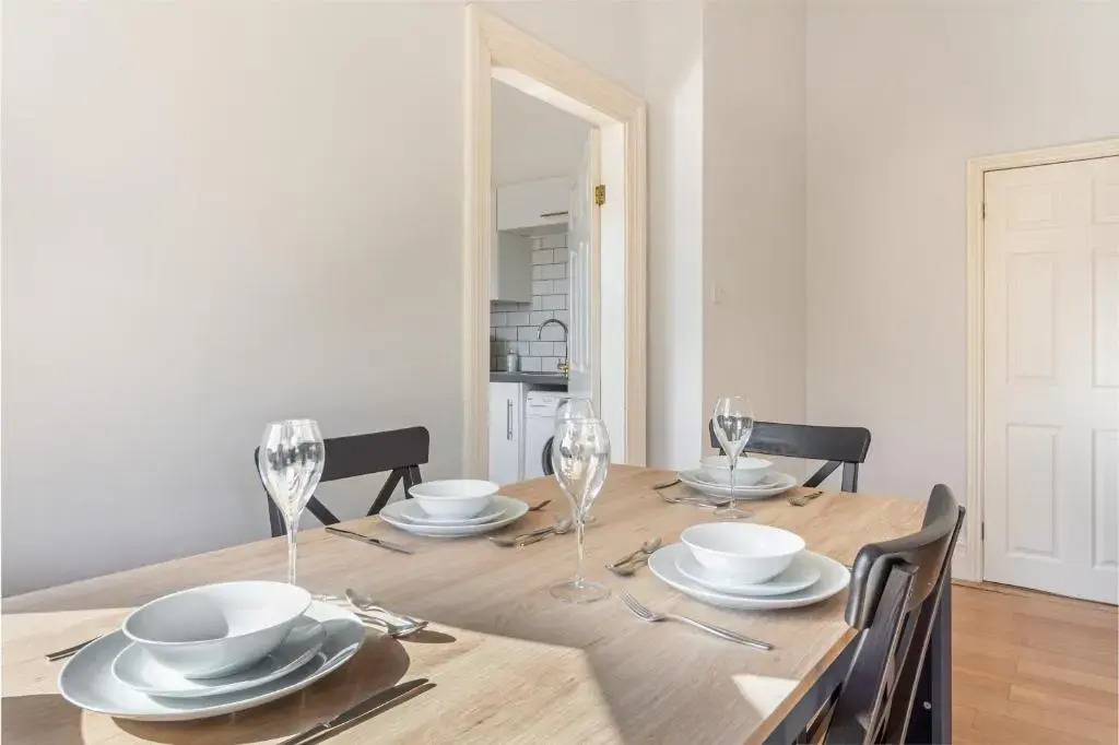 Modern 2 Bedroom Apartment with Free Parking!