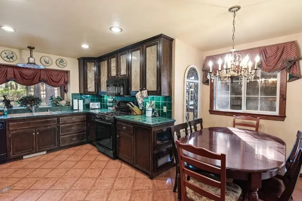 Big Bear Villa - Walk to Lake ad Village! Hot Tub, Jet Tub and so much more