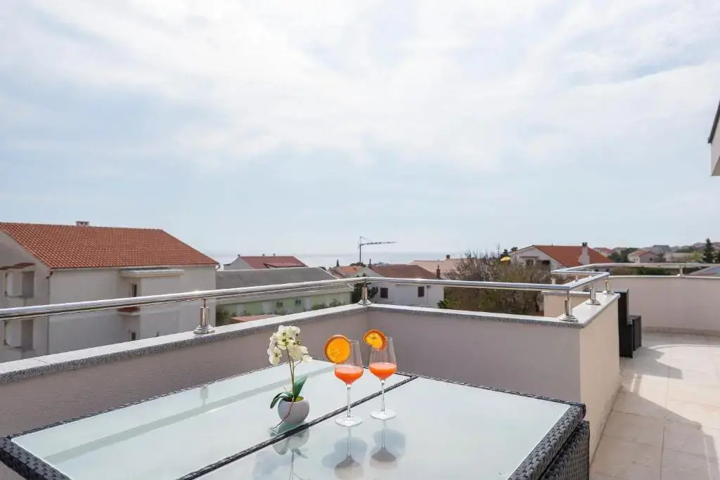Beautiful penthouse for 8 close to city center