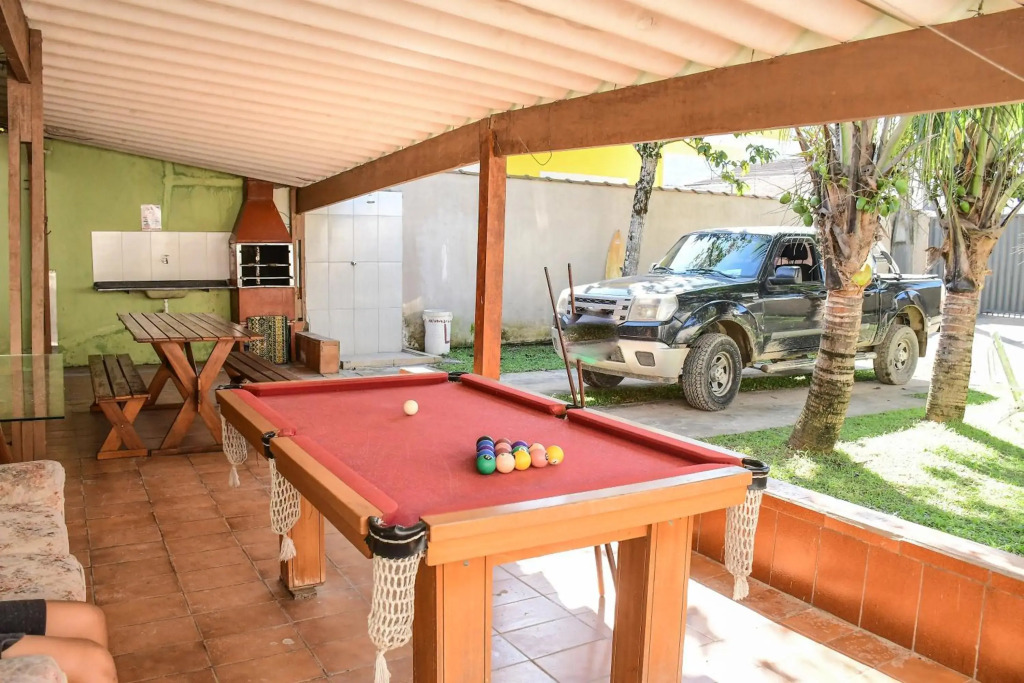 Aconchegante Casa em Ubatuba com MESA DE BILHAR para Temporada com 3 quartos, sendo 1 suíte com ar condicionado.