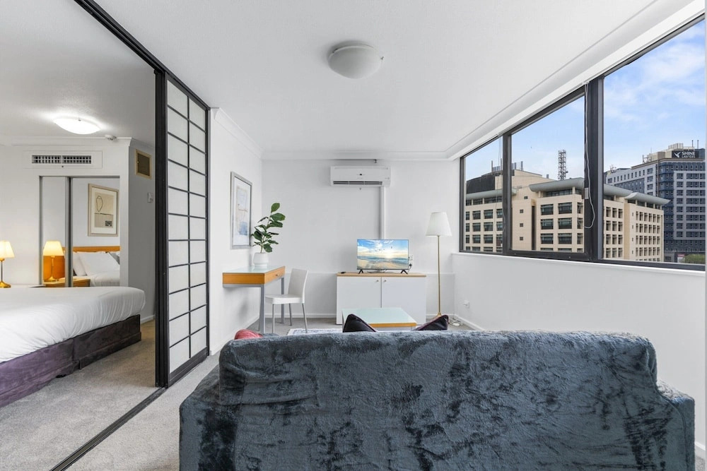 Bright Inner-city Stay Near Roma Street