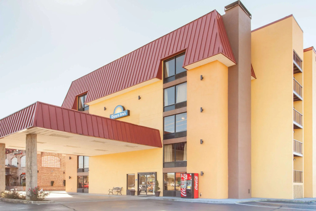 Clarion Inn & Suites near the Leconte Center Pigeon Forge