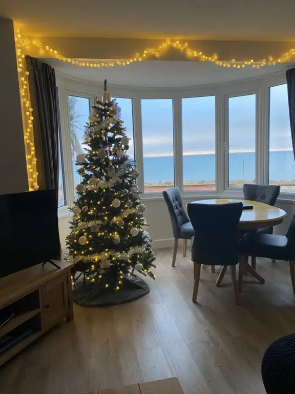 Worthing Beach 180 - 2 bed Seafront With Parking