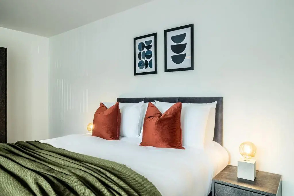 Modern Luxe 1 & 2 Bed Apts near Granby Plaza by Sojo Stay