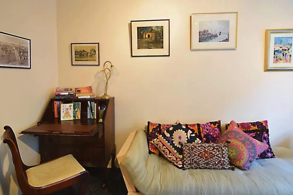JOIVY Bohemian Writers Retreat in Heart of The Old Town
